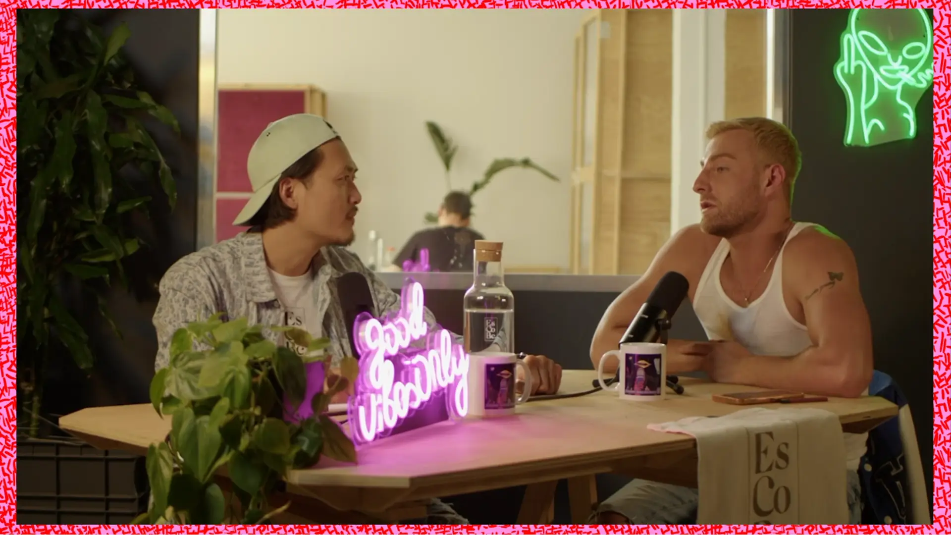 Image showcasing the 'Escobe dans les bacs' video.